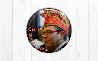 Carnaval de Martelange, 2014 - Badge anniversaire 10 ans Carl 1er